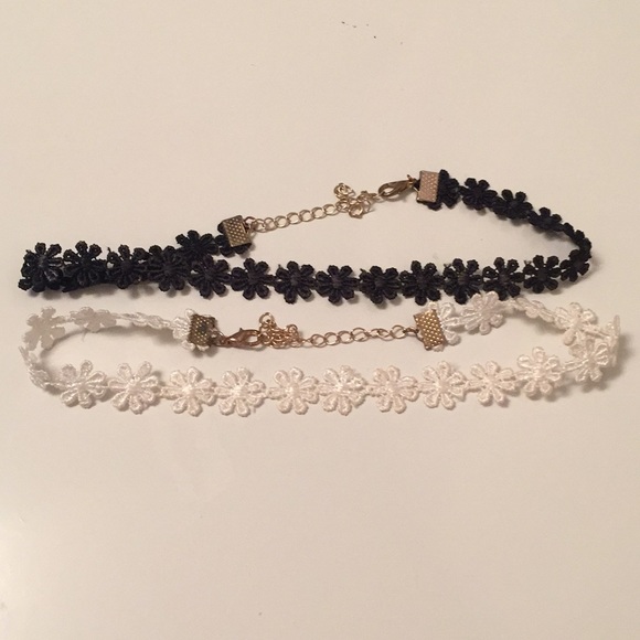 Forever 21 Jewelry - Black and White flower choker